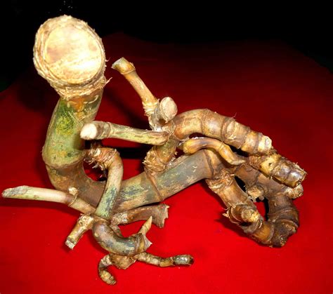 Bahkan ada satu ajian yang sangat dikenal di kalangan masyarakat indonesia dan dipelajari hingga saat ini. Bambu Naga ~ PUSAKA GUNUNG JATI