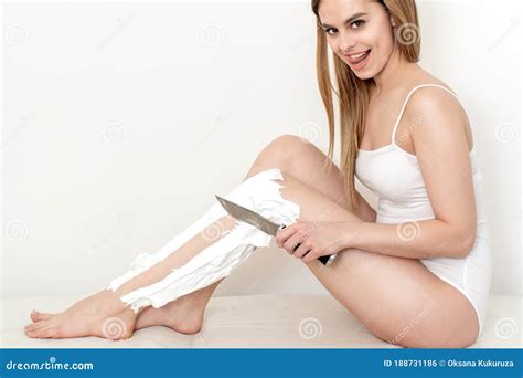 Frau Rasiert Beine Mit Einem Messer Stockfoto Bild Von Fahrwerkbein Schaumgummi 188731186