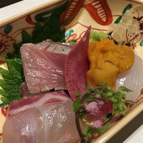 Gambar tentang Rekomendasi Tempat Makan Sushi Paling Enak yang Ada di