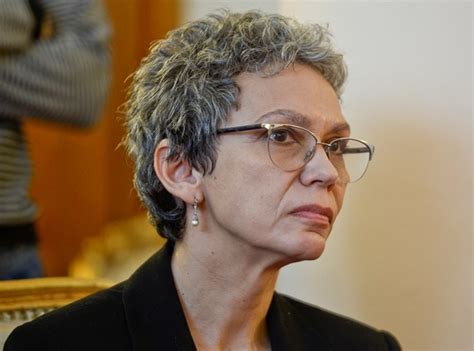 Amza pellea a fost căsătorit timp de 25 de ani, din 1958 până la moartea sa, în 1983, cu domnica mihaela. „Politicienii NU sunt ȘEFII noștri, sunt SLUJITORII noștri ...