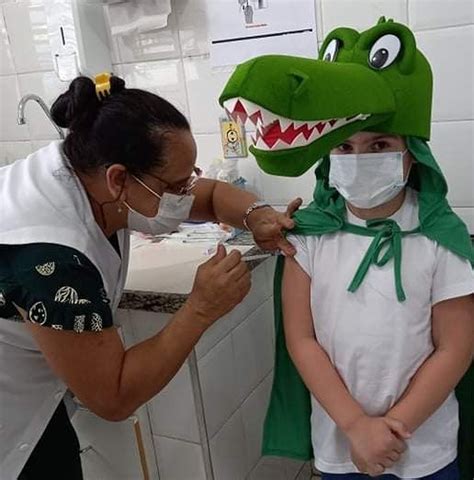 Menino De Anos Vira Jacar Para Se Vacinar Contra Covid Em Mat O