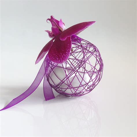 Boule plastique contenant de dragée. Dragées mariage - Boule métallique violette avec orchidée