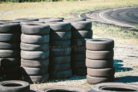 Muitos Pneus Usados Antigos Empilhados Uns Sobre Os Outros No Complexo