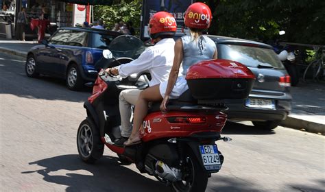 enjoy come funziona lo scooter sharing a milano wired