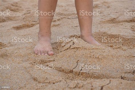 Niños Jugando Desnudo Pies En La Arena En La Playa Foto De Stock Y Más