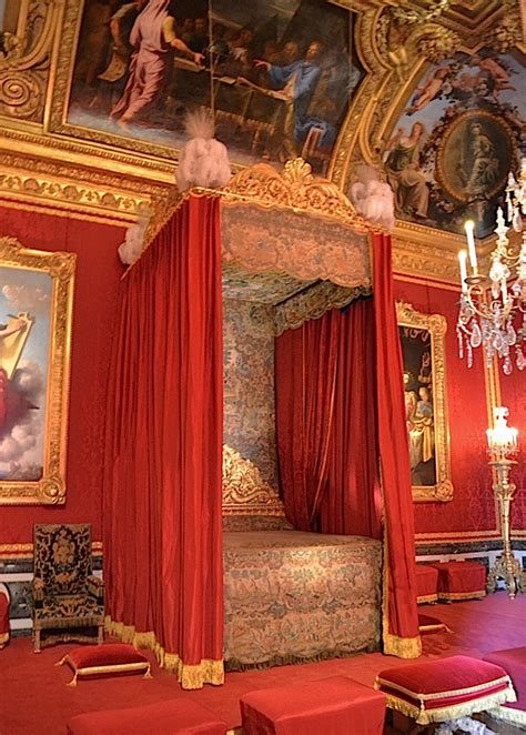 This is a huge place and it gives a glimpse of the life of those who occupied this palace. The Gilded Panache of the Palace of Versailles | Paint ...