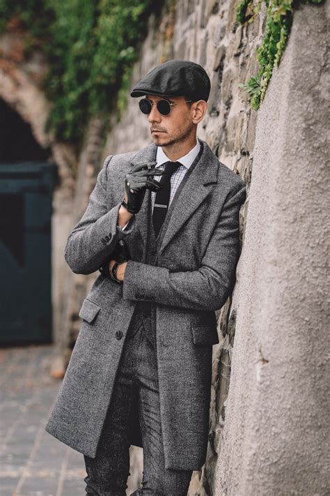 The short tuxedos were considered less snobby and more comfortable than the tail coat, so. Get that 1920's Style - By Order of the Peaky Blinders ...