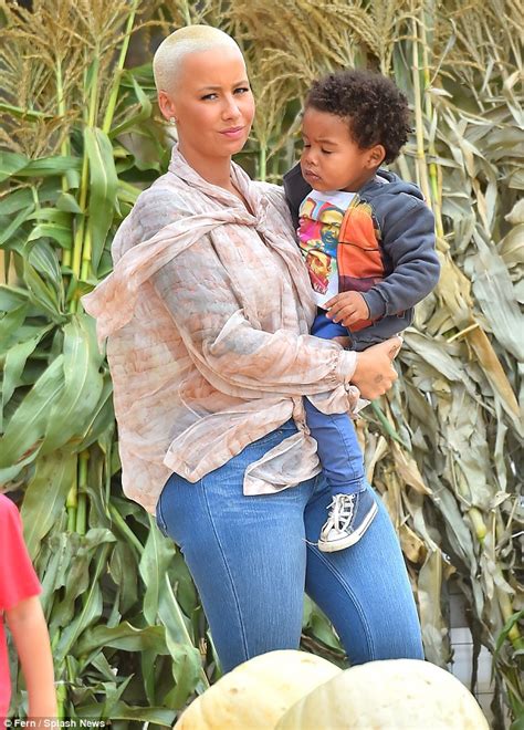 Amber Rose Takes Her Son Sebastian To A Pumpkin Patch In La 1016