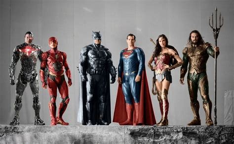 Zack snyder has opened up about why he chose superman star henry cavill to officially announce justice league's snyder cut in may 2020 alongside him. The League per Zack Snyder's Vero account (com imagens ...