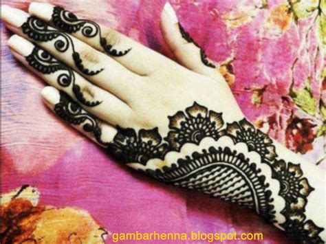 Pada postingan kali ini admin akan berbagi seputar gambar henna tangan simple yang kami posting dengan judul unduh 5800 gambar henna tanga. Gambar Henna Tangan