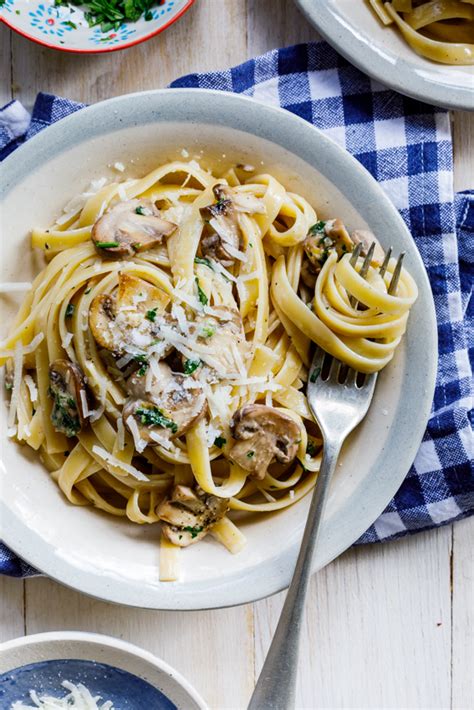 This creamy, garlicky pasta is ready in less than 15 minutes and so easy to throw together! Easy creamy lemon-garlic mushroom pasta - Simply Delicious