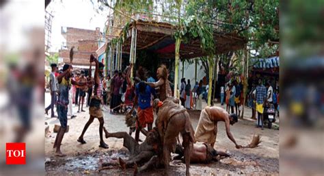 In This Temple Ritual Men Attack Each Other With Muddy Brooms Madurai News Times Of India