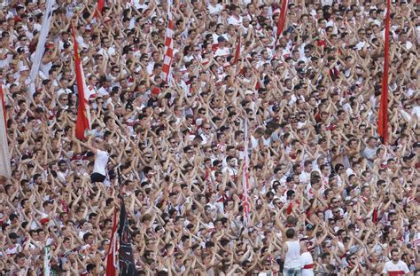 Doch mit dem griff nach dem höchsten amt wird sie ab sofort von der öffentlichkeit anders wahrgenommen und auf. Frühlingsfest: VfB-Fans sollen auf Lederhosen in Fankurve ...