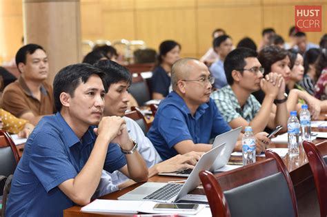 Ở những dãy nhà khác, nhiều công nhân cùng máy móc khẩn trương dựng khung bằng sắt thép. TRƯỜNG ĐẠI HỌC BÁCH KHOA HÀ NỘI - Tọa đàm Xây dựng Đề án ...