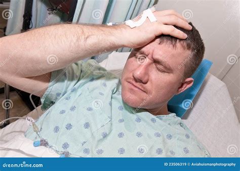 Hombre Enfermo En Hospital Imagen De Archivo Imagen De Adulto 23506319