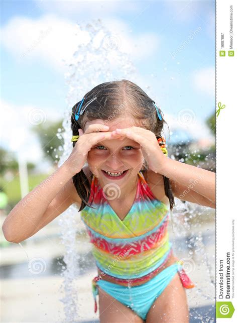 La Muchacha Feliz Disfruta De Día De Verano En La Piscina Imagen De