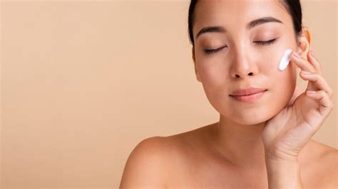 Premium Photo Close Up Asian Woman Using Face Cream