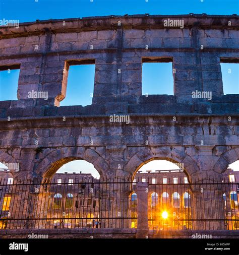 Das Römische Amphitheater Von Pula Kroatien Stockfotografie Alamy