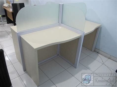 Meja Partisi Kantor Kaca Desain Feminin Furniture Semarang Custom