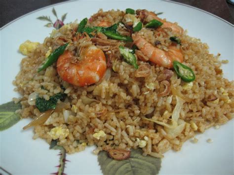 Masakan sedia dihidangkan dengan taburan bawang goreng. Nasi Goreng Tomyam | Resepi Minggu Ini