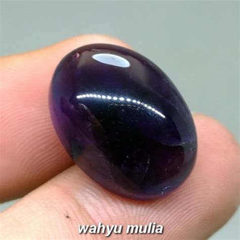 Untuk memastikan khasiat batu wulung yang juga diyakini untuk kekebalan tahan bacok itu tentu saja memerlukan sederatan proses pengetesan yang sifatnya sangat subyektif. Batu Akik Kecubung Wulung Hitam Tembus Ungu asli (Kode ...
