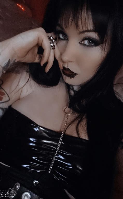 Just A Goth Selfie🖤🦇 ・ Popularpics ・ Viewer For Reddit