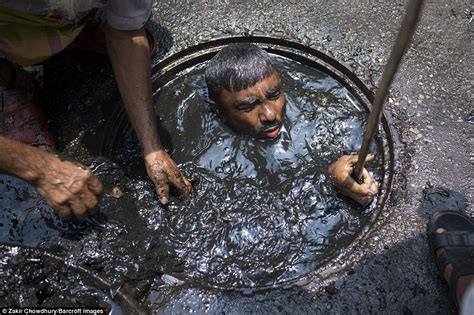 Bangladesh Sewer Cleaner Has To Dive Into Liquid Filth Daily Mail Online