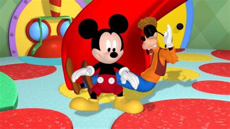 The Mickey Mouse And Donald Duck Characters Are In Their Bedroom