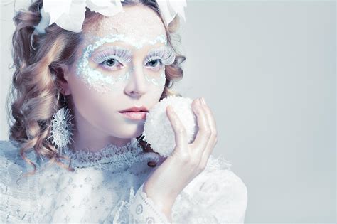 Model Face Makeup Gold Coolwallpapersme