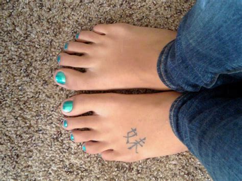 Alexa Cavess Feet
