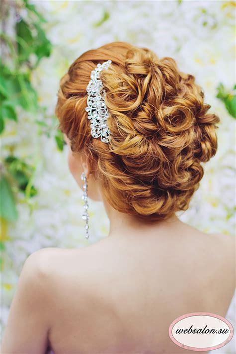 This wedding hairstyle for long hair is timeless and sophisticated, making it an ideal choice for a formal venue, such as a country club, ballroom, or historic estate. long curly updo wedding hairstyle | Deer Pearl Flowers