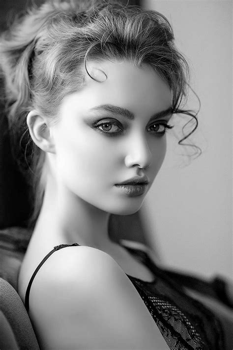 Pin By Pinner On Blanco And Negro Beautiful Girl Face Beauty Girl Beautiful Eyes
