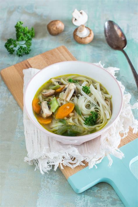Suppen geben nicht nur an kalten wintertagen kraft und wärme. Asiatische Reis-Bandnudel-Suppe mit Gemüse | LieberBacken ...