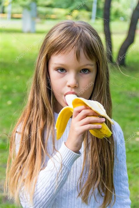 Chica Está Comiendo Plátano Fotografía De Stock © Julialine 57924821
