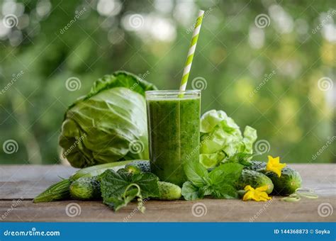 Verre Avec Le Smoothie Vert Sur La Table Et Les L Gumes En Bois Avec