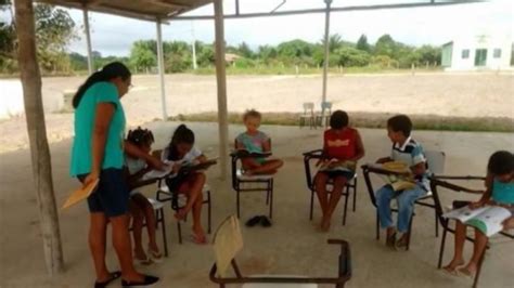 Sem Vagas Em Salas Crian As Assistem Aulas Ao Ar Livre Do Lado De Fora De Escola Na Bahia