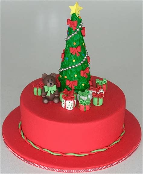 The tools needs for these cakes are very minimal and the simple designs are very easy to adapt to your tastes. WONDERLAND: CHRISTMAS CAKE DECORATING IDEAS