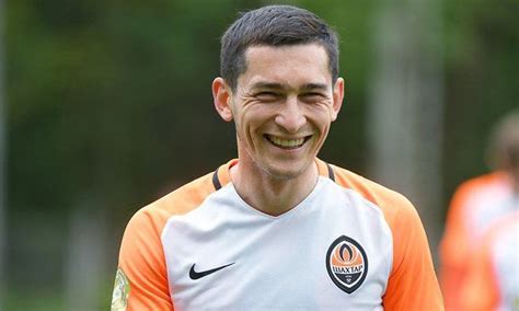 В детстве переехал в запорожье, где записался в футбольную школу. Тарас Степаненко после матча с Рухом: Я сторонник того ...