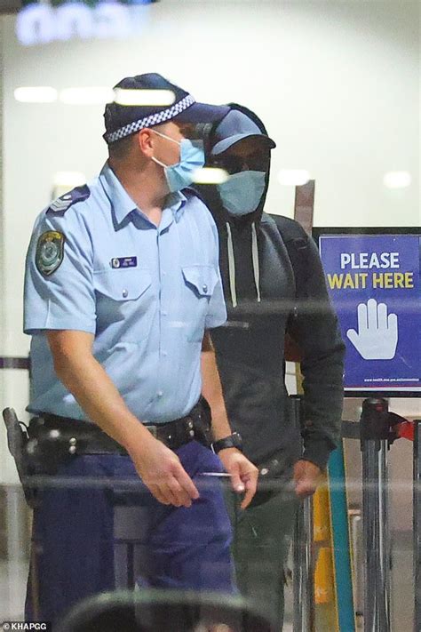 Самые новые твиты от zac efron (@zacefron): Zac Efron dons a face mask as he arrives in Sydney Airport ...