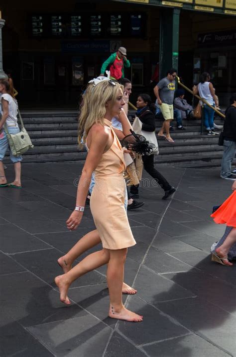 Femme Aux Pieds Nus Retournant De Melbourne Cup Image stock éditorial