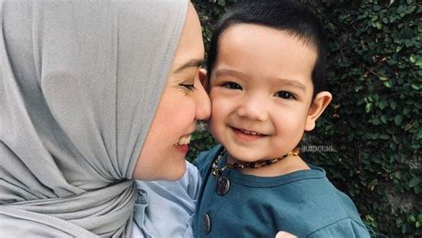 7 potret istri arya saloka putri anne bareng anak baju selalu senada bun foto 5