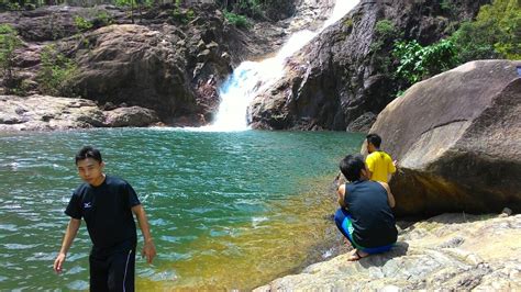Air terjun tersebut terdiri dari tujuh tingkatan, menurut data resmi dari departemen kehutanan semenanjung malaysia. Secebis pandangan: Air Terjun Berkelah (Trip Satu Hari)