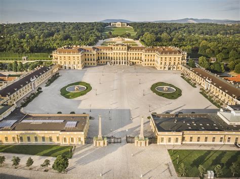 It comprises 2 bedrooms, a drawing room, a living room, a kitchenette, and 2 modern bathrooms. Heiraten mit imperialen Flair: Schloss Schönbrunn lässt ...