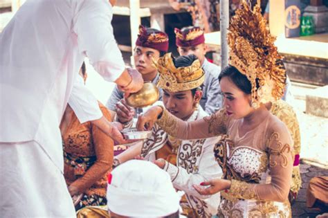 Traditional Indonesian Wedding Outfits Bali Wedding