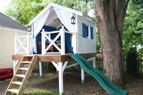 Your kid could set up obstacle courses for the dog, for example, jumping through hula hoops, lawn chairs, and buckets. How to Build a Treehouse in the Backyard
