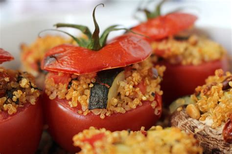 Mediterran gefüllte Tomaten und Portobello-Pilze Grillrezept