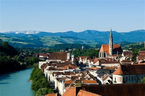 Felhagynak az online oktatással, szigorú feltételekkel, de kinyithatnak a fodrászok és masszázsszalonok. Ausztria: Steyr városa