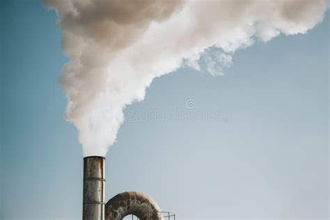 Inquinamento Atmosferico Da Fumo Che Esce Dai Camini Della Fabbrica Fotografia Stock Immagine