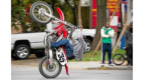 If you're a beginner, i would a wheelie has a very easy bale out: Wildout Wheelie Boyz aus Baltimore mit ihren Dirt-Bikes ...