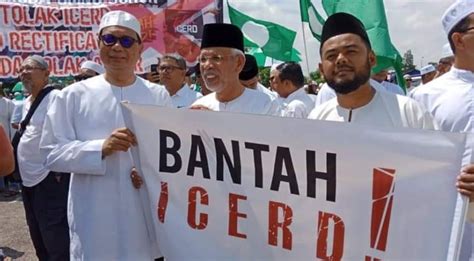 Perpaduan kaum menjadikan rakyat malaysia mudah untuk bergaul mesra dengan masyarakat luar kerana terbiasa hidup dalam komuniti yang mempunyai kaum yang pelbagai. ICERD racun yang akan membunuh keharmonian dan perpaduan ...